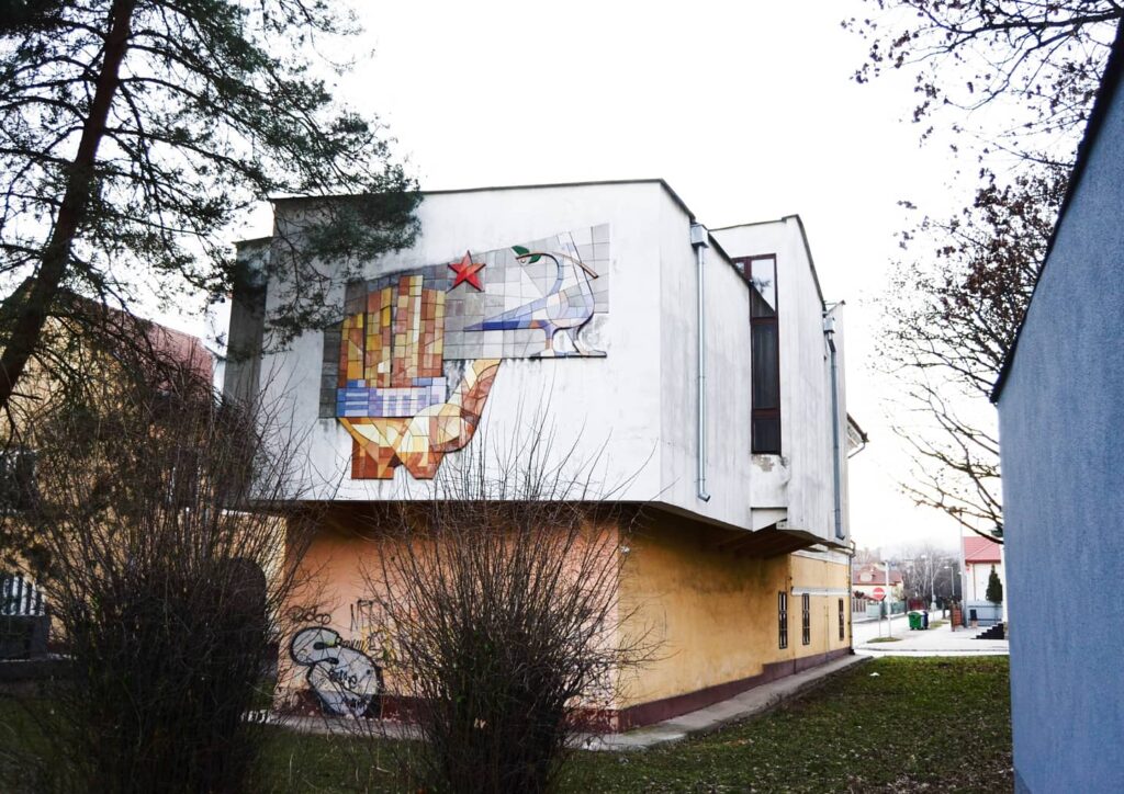 Oto Várakozó: Keramická stena, Múzeum robotníckeho hnutia v Rožňave – dnes Banícke múzeum v Rožňave, budova historickej expozície, 1978